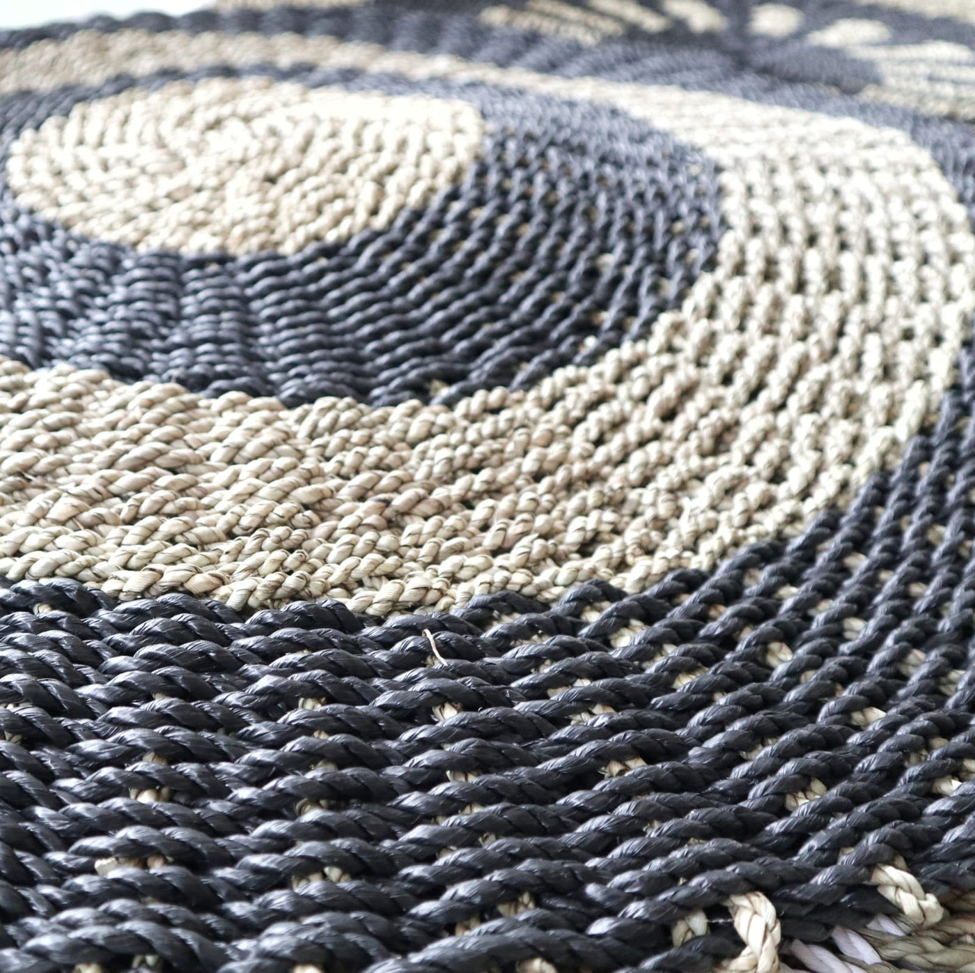 Round Hand-Woven Seagrass Rug Black & Tan - Circles - 1m.